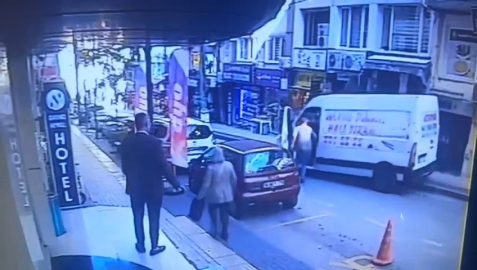 Otopark görevlisi kazaya engel oldu