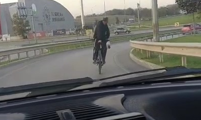 Bisikletini tersten sürdü!