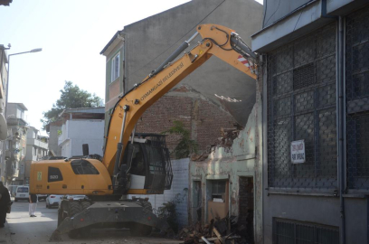 Osmangazi'de metruk binaların yıkımı sürüyor
