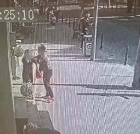 Sokak ortasında saç saça kavga