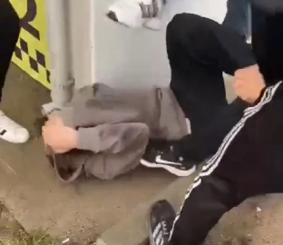 Liseli genç bıçaklandı