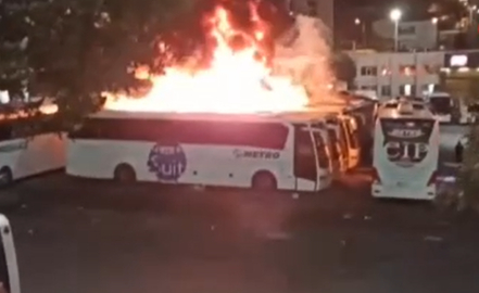 Park halindeki otobüs alev alev yandı
