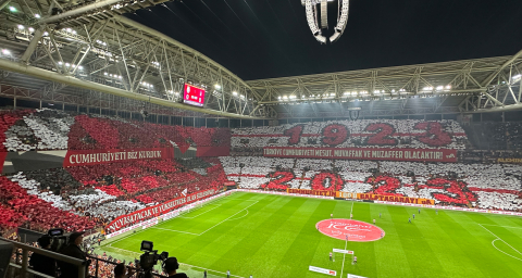 Taraftarlardan 100. yıla özel koreografi