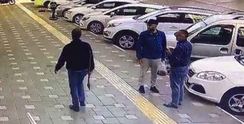 Baltayla araçlara saldırdı!