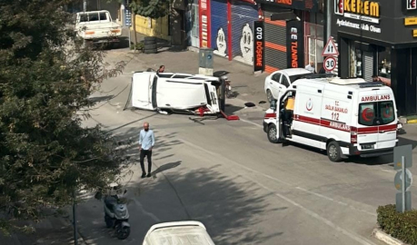 Park halindeki araca çarpıp devrildi