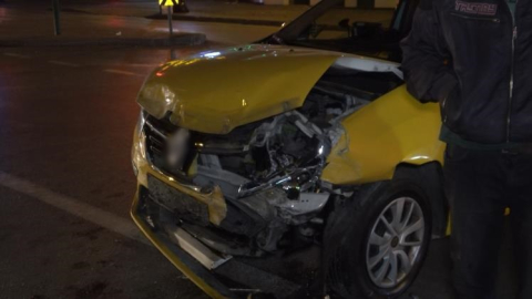 Önce taksiye sonra yayalara çarptı! 4 yaralı