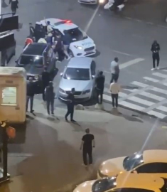 Bıçaklı savaşı polisler ayırdı