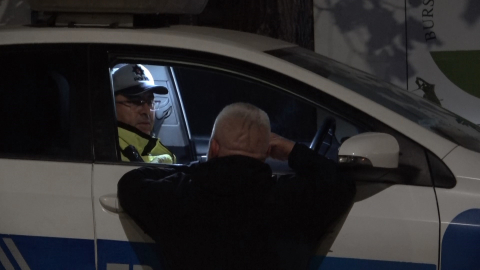 Alkollü sürücü gazeteciden borç istedi