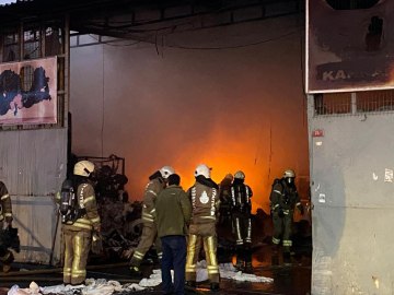 Tekstil deposu alev alev yandı