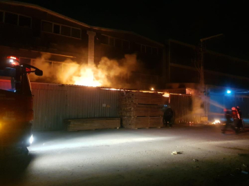 Mobilya imalathanesinde yangın!