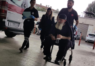 Kiracısının parmağını ısırdı!