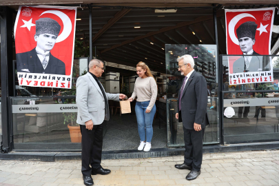 Başkan Erdem, esnafa Atatürk posteri hediye etti