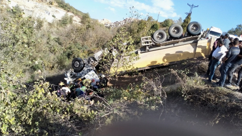 Virajı alamayıp dere yatağına uçtu