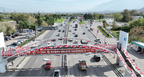 Bursa kırmızı beyaza büründü