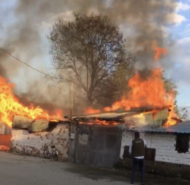 Yangın evi ve ahırı küle çevirdi
