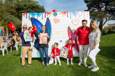 Minikler tuval başında