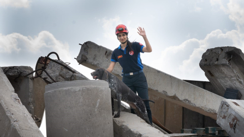 Enkazdan çıktı, şimdi o kurtarıyor