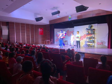 İnegöllü minikler tiyatroyla kutladı