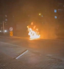 Seyir halindeki araç alev aldı