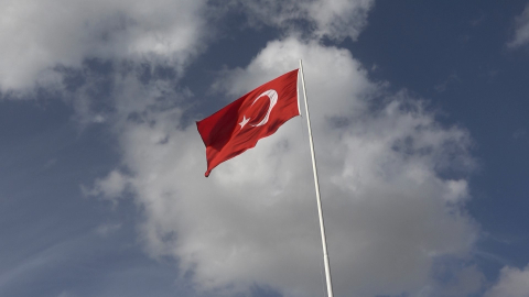 Para toplayıp 23 metrelik bayrak diktiler