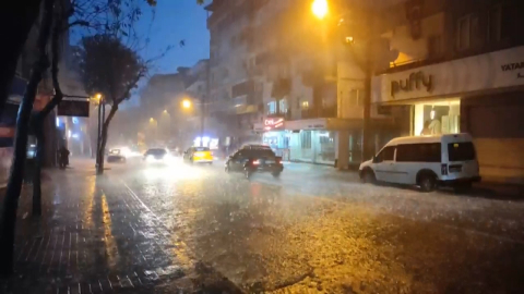 Şimşekler göğü sardı