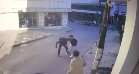 Arkadaşına bıçakla saldırdı