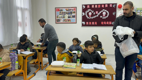 Köy okullarına pizza dağıtıldı