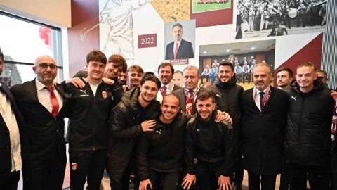 Bakan Bak, İnegöl’de spor tesisi açılışında konuştu: "Türkiye bir spor devrimi yaşıyor"