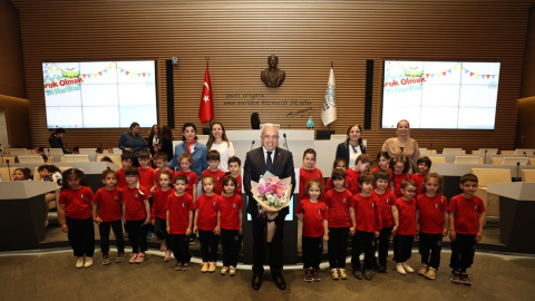 Minikler bayram coşkusunu Başkan Özdemir ile paylaştı