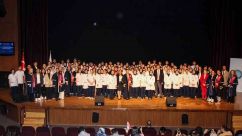 Hemşirelik adayları beyaz üniformalarını giydi