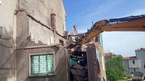Metruk binalar vatandaşın güvenliği için yıkılıyor