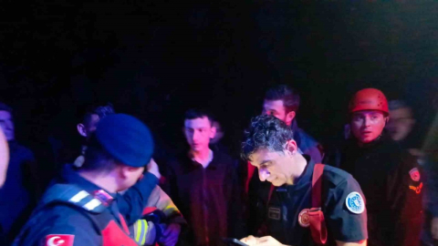 Ormanlık alanda gezintiye çıkan 3 genç mahsur kaldı, ekipler seferber oldu