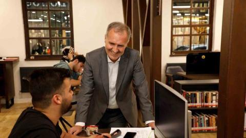 Gençlerin yeni mekanı nöbetçi kitaphane oldu