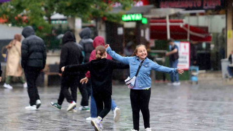 Kimisi yağmurdan kaçtı, kimisi de tadını çıkardı