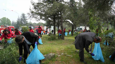 Ormana atılan çöpler tek tek toplandı