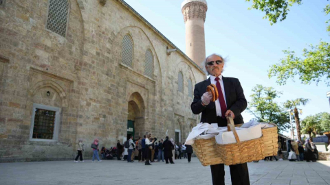 (Özel) Takım elbiseli seyyar simitçi