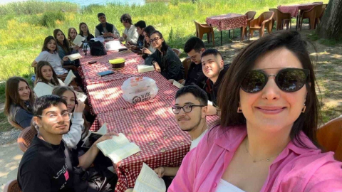 Göl kenarında kitap okudular