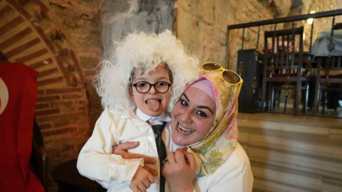 (Özel) Poşetten kıyafet dikip defile yaptılar