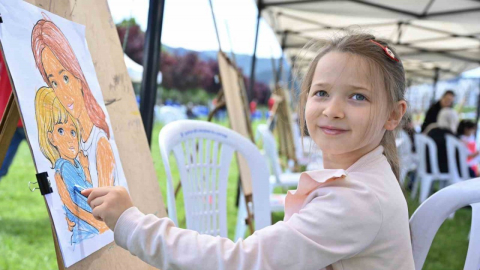 Minik ressamlardan Anneler Günü hediyesi