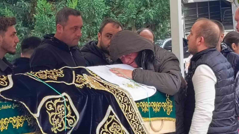 Sünnet cemiyetine çok az kalmıştı, peleriniyle uğurlandı