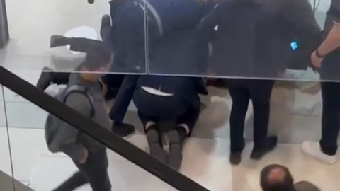 Hastanede kendine jiletle zarar verdi, güvenlikler son anda yetişti