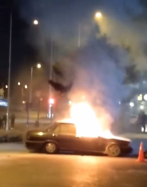 Park halindeki otomobil alev topuna döndü