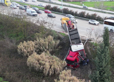 Bursa’da kontrolden çıkan tır refüje uçtu, otoban kitlendi