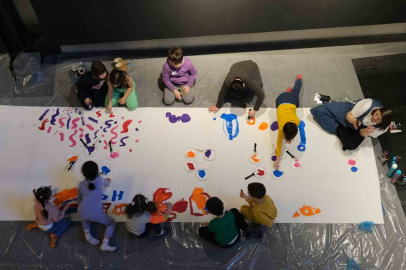 Çocuklar kolektif sanat üretimini öğreniyor