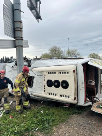 Kontrolden çıkan servis aracı refüje girdi: 1 bebek öldü, 5 kişi yaralandı