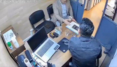 Depremde çayını alıp kaçan vatandaş kamerada