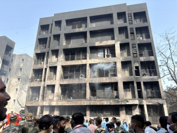 Hindistan’da yolcu uçağının kalkıştan saniyeler sonra düştüğü belirlendi