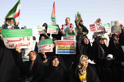 İran’da on binlerce kişi, ateşkes sonrası zafer kutlaması yaptı