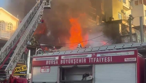 Tarihi semtte çıkan yangın söndürüldü: 5 iş yeri zarar gördü