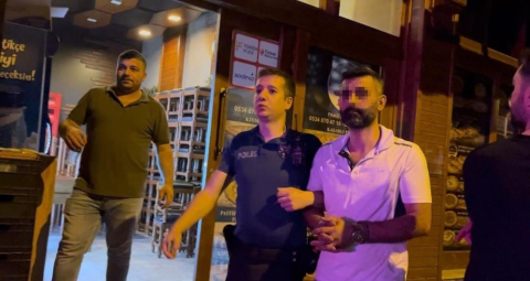 Polise bıçakla saldırdı, silahla böyle vuruldu